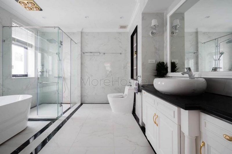 Phòng tắm master sang trọng của biệt thự với cách phối hợp ăn ý của đá nhân tạo, lavabo và gạch lát nền LG